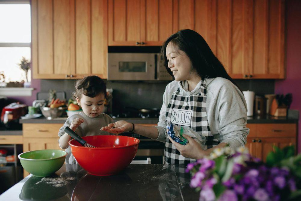 ilustrasi seorang ibu mengajari anaknya membuat kue (pexels.com/PNW Production)