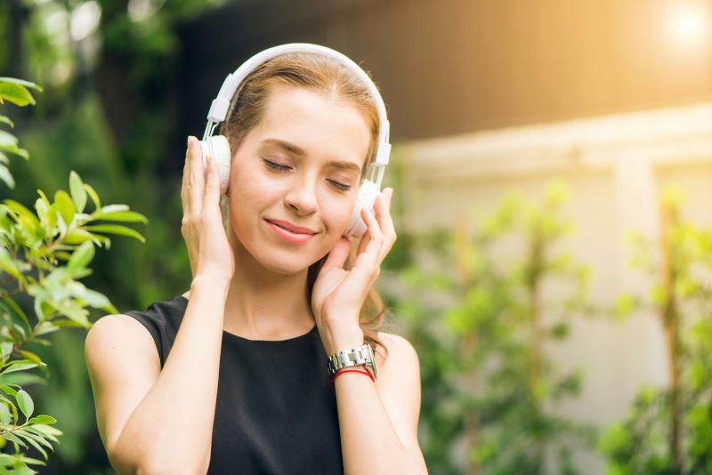 seorang wanita sedang mendengarkan musik (Pexels.com/Tirachard Kumtanom)
