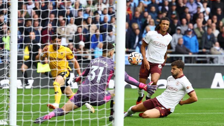 Ruben Dias (kanan) mencetak gol bunuh diri kontra Wolves pada pekan ke-13 EPL 2023/2024. (premierleague.com)