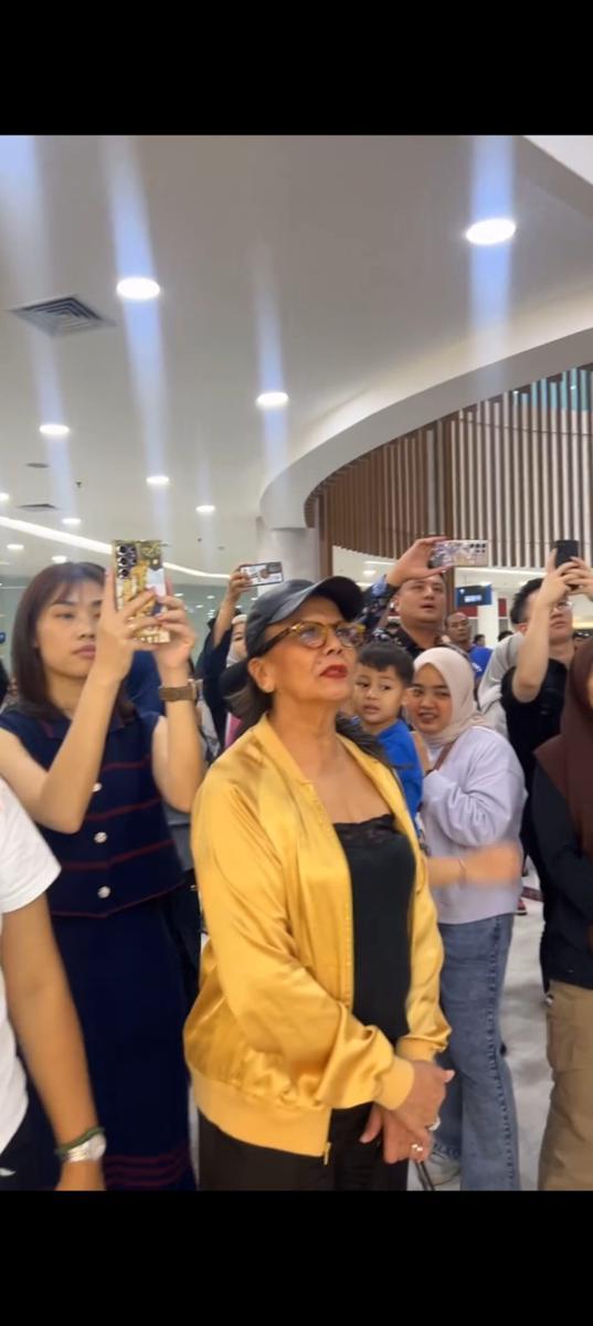 potret Christine Hakim yang menemani Baim Wong saat acara pembukaan playground baru. (instagram.com/baimwong)