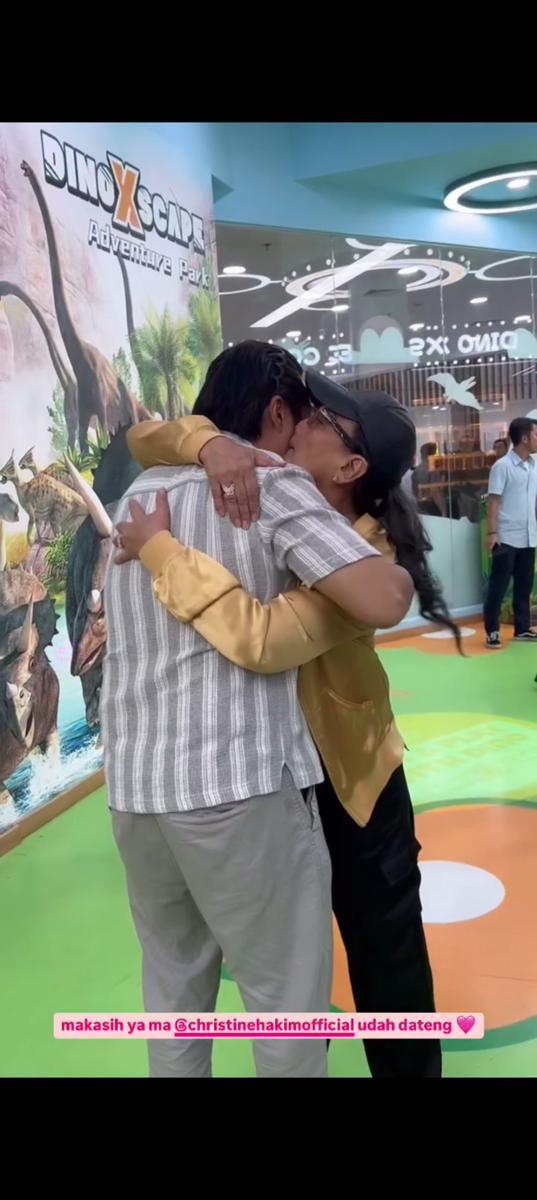 potret kedekatan Christine Hakim dan Baim Wong bak ibu dan anak. (instagram.com/baimwong)