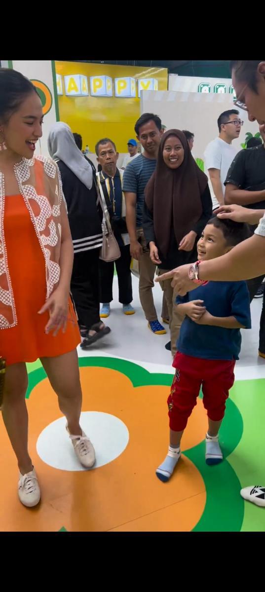 potret Baim Wong mengenalkan Marshanda pada Kiano. (instagram.com/baimwong)