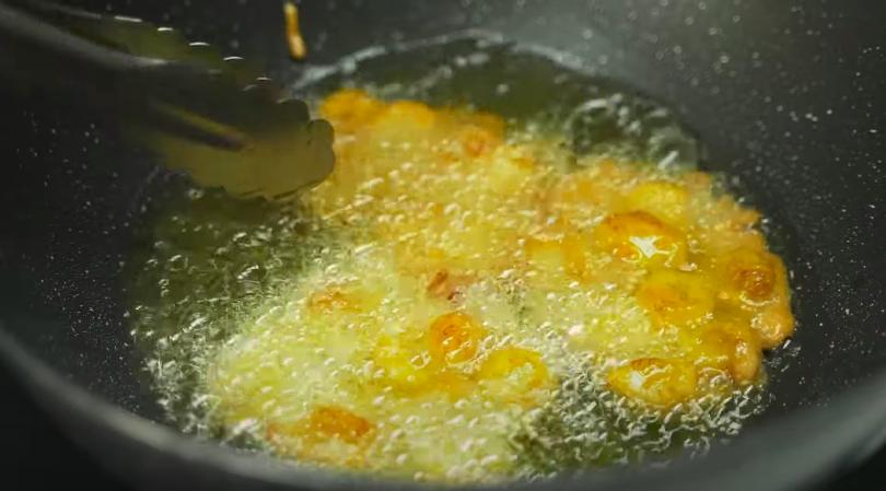 ilustrasi menggoreng pisang goreng madu wijen (YouTube.com/Willgoz Kitchen)
