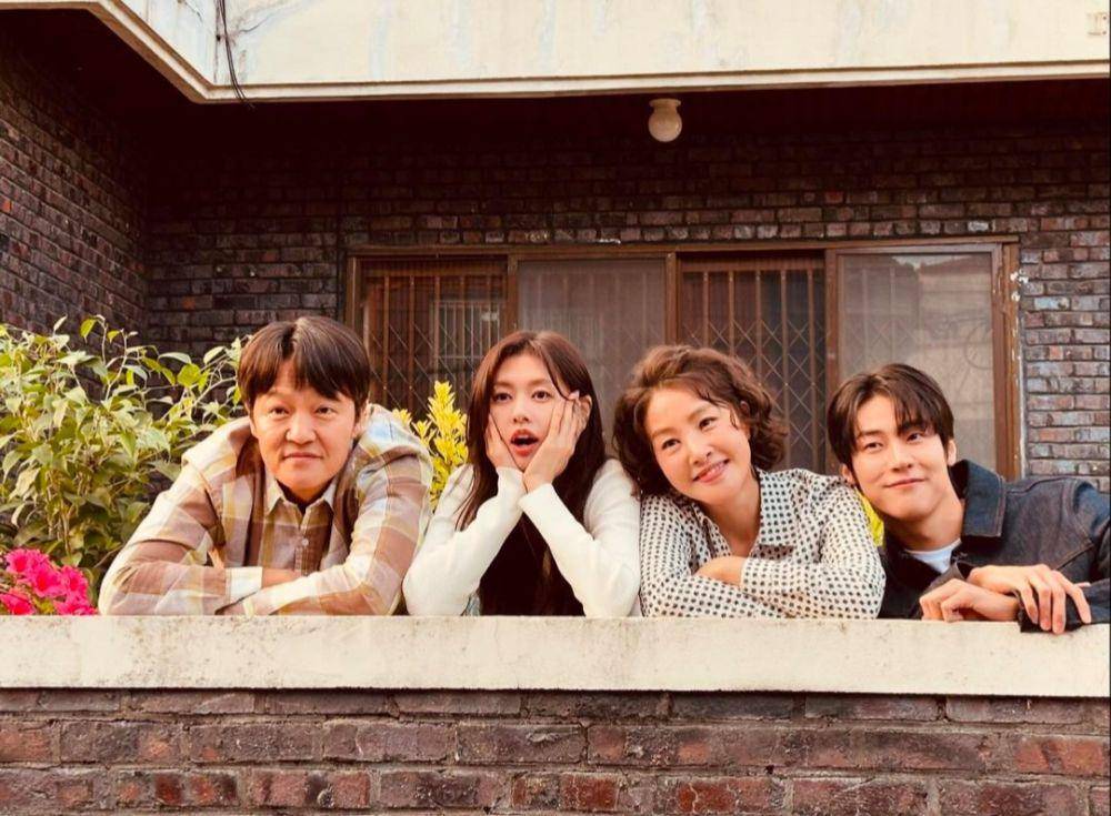 Jo Han Chul, Jung So Min, Park Ji Young, dan Lee Seung Hyub di Love Next Door (instagram.com/queen_j.y.p)