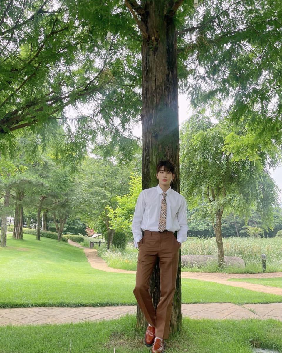 outfit romantis fine dining ala Wonwoo SEVENTEEN (instagram.com/everyone_woo)