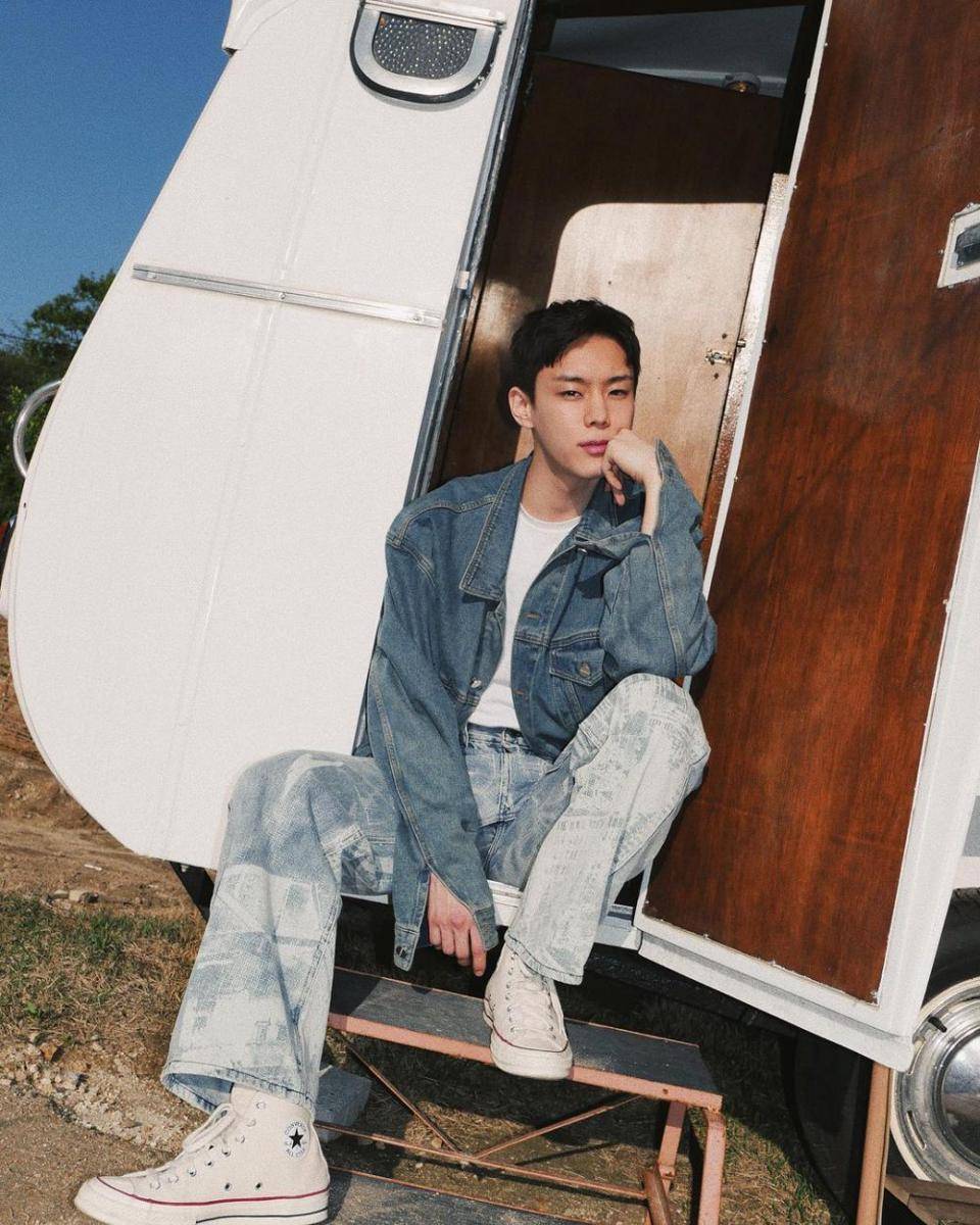 outfit denim ala Yoon Seobin (instagram.com/seobin.1214)