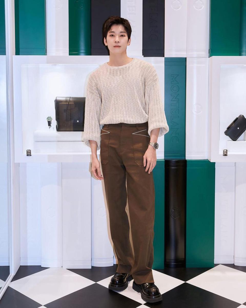 outfit romantis fine dining ala Wonwoo SEVENTEEN (instagram.com/everyone_woo)
