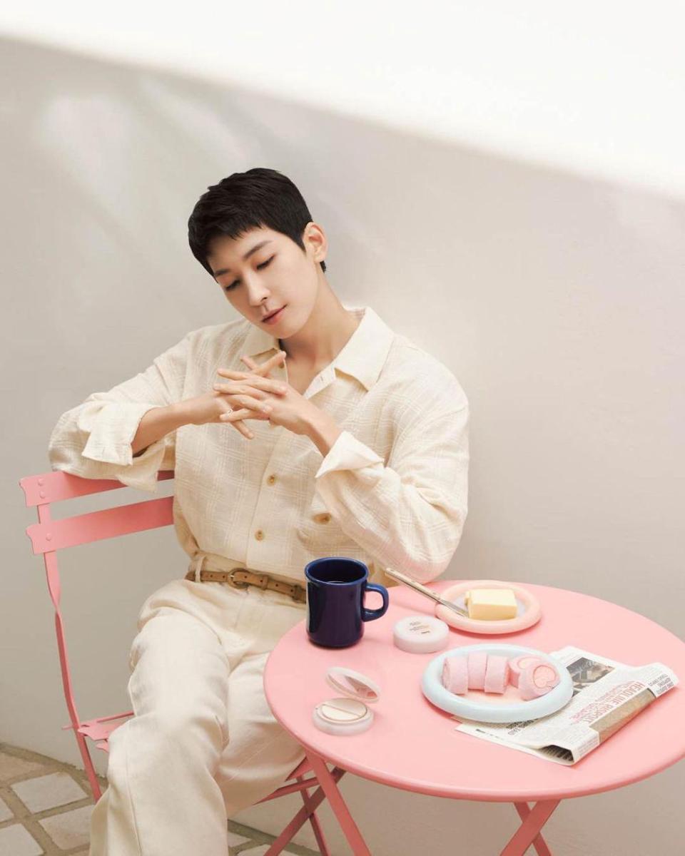 outfit romantis fine dining ala Wonwoo SEVENTEEN (instagram.com/everyone_woo)