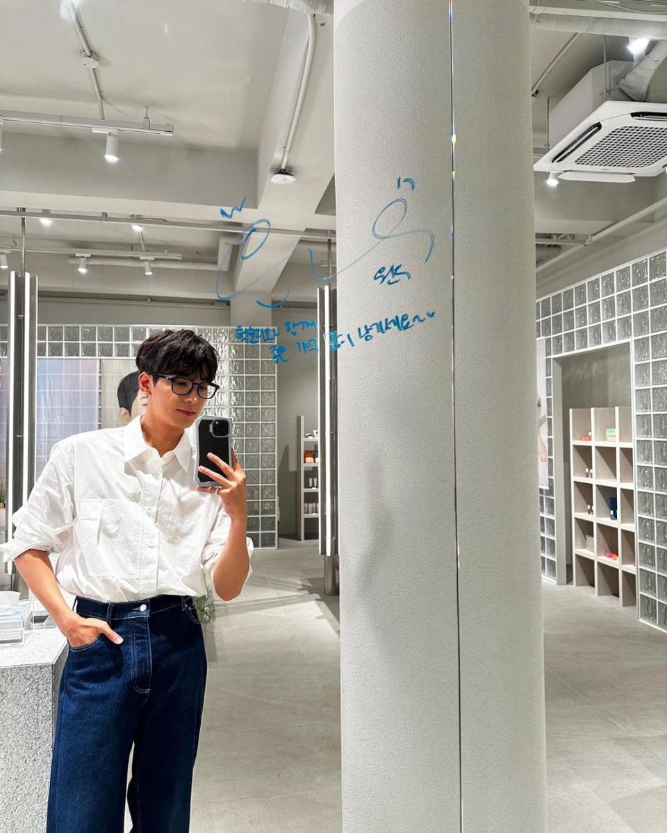 outfit romantis fine dining ala Wonwoo SEVENTEEN (instagram.com/everyone_woo)
