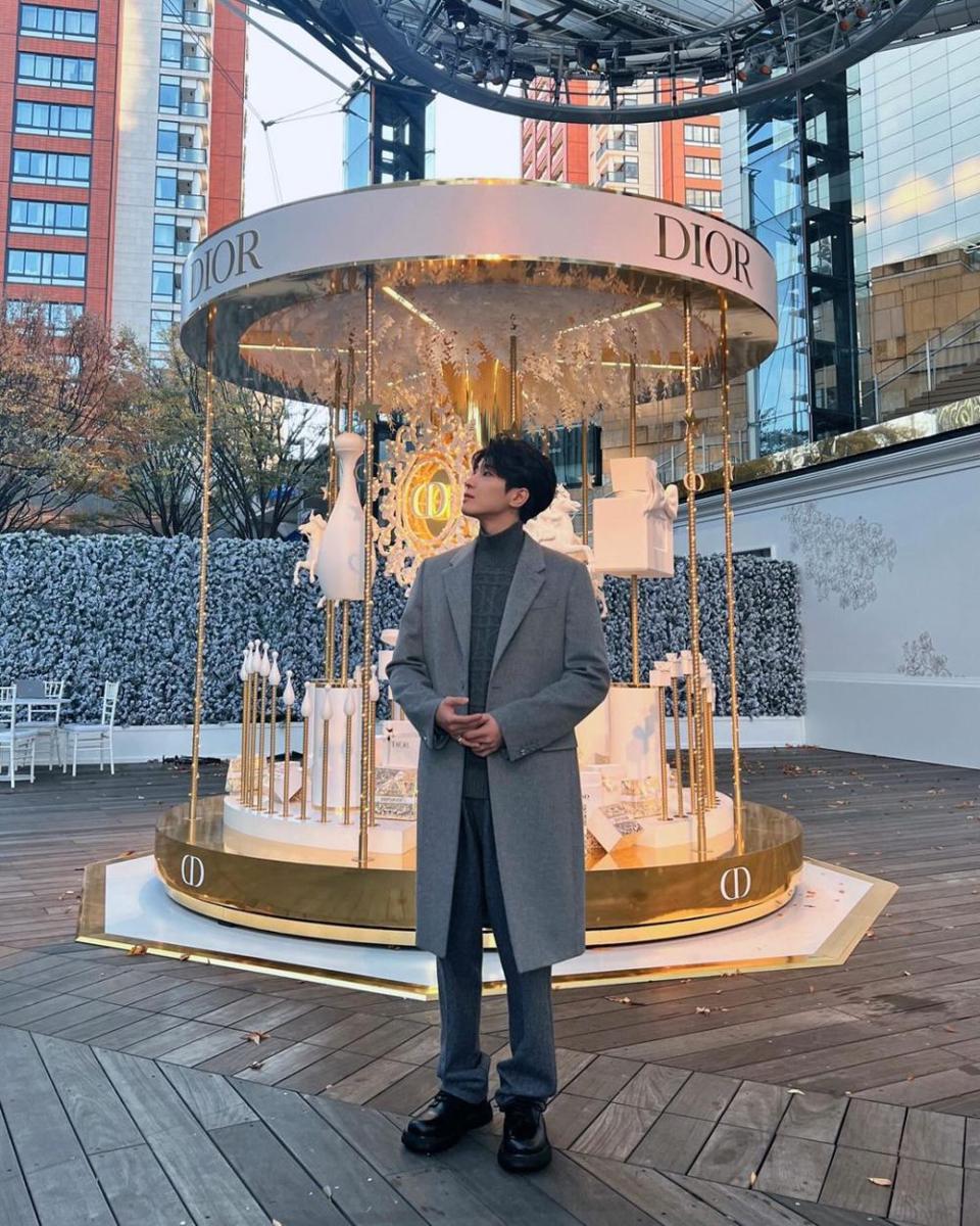 outfit romantis fine dining ala Wonwoo SEVENTEEN (instagram.com/everyone_woo)