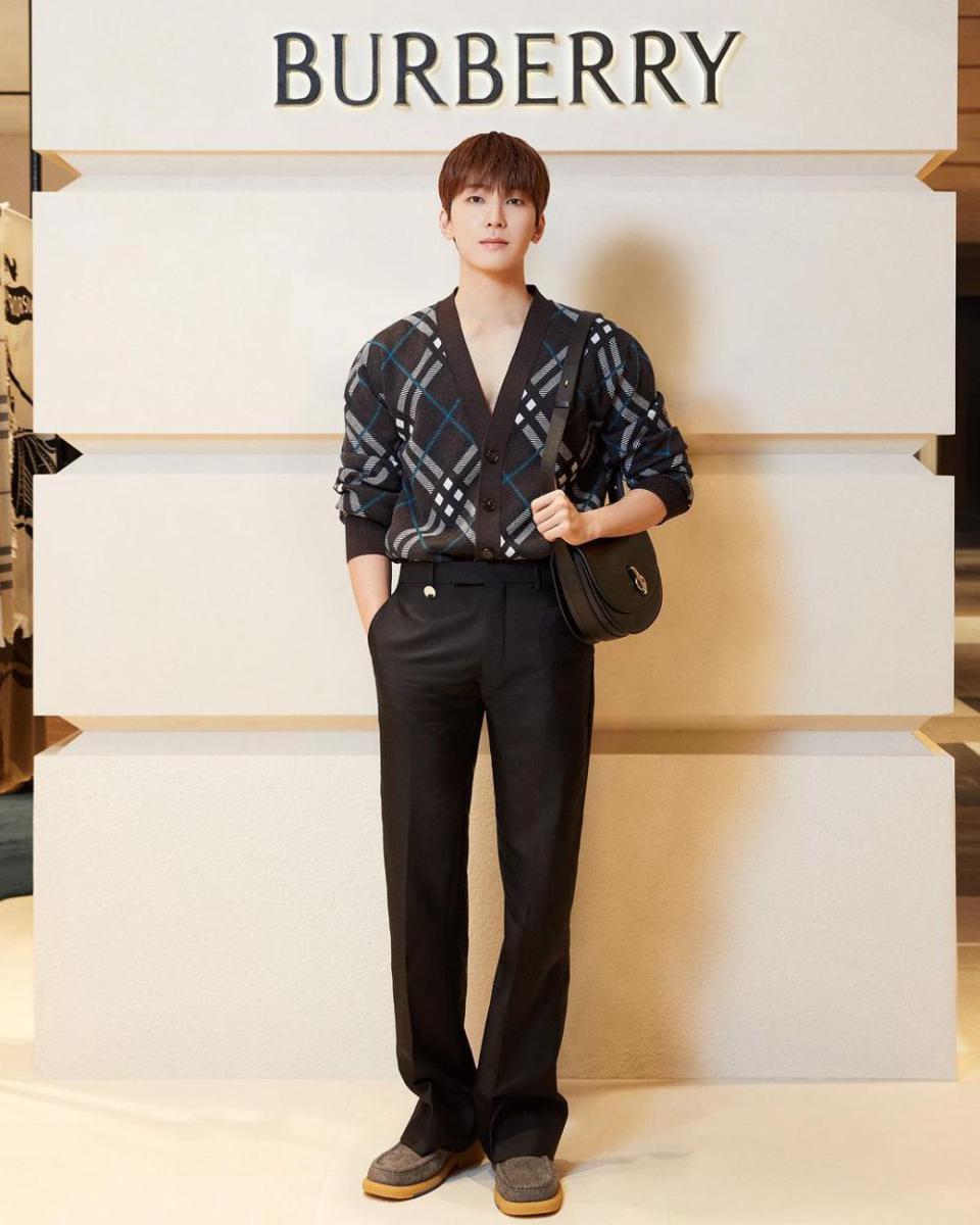 outfit romantis fine dining ala Wonwoo SEVENTEEN (instagram.com/everyone_woo)