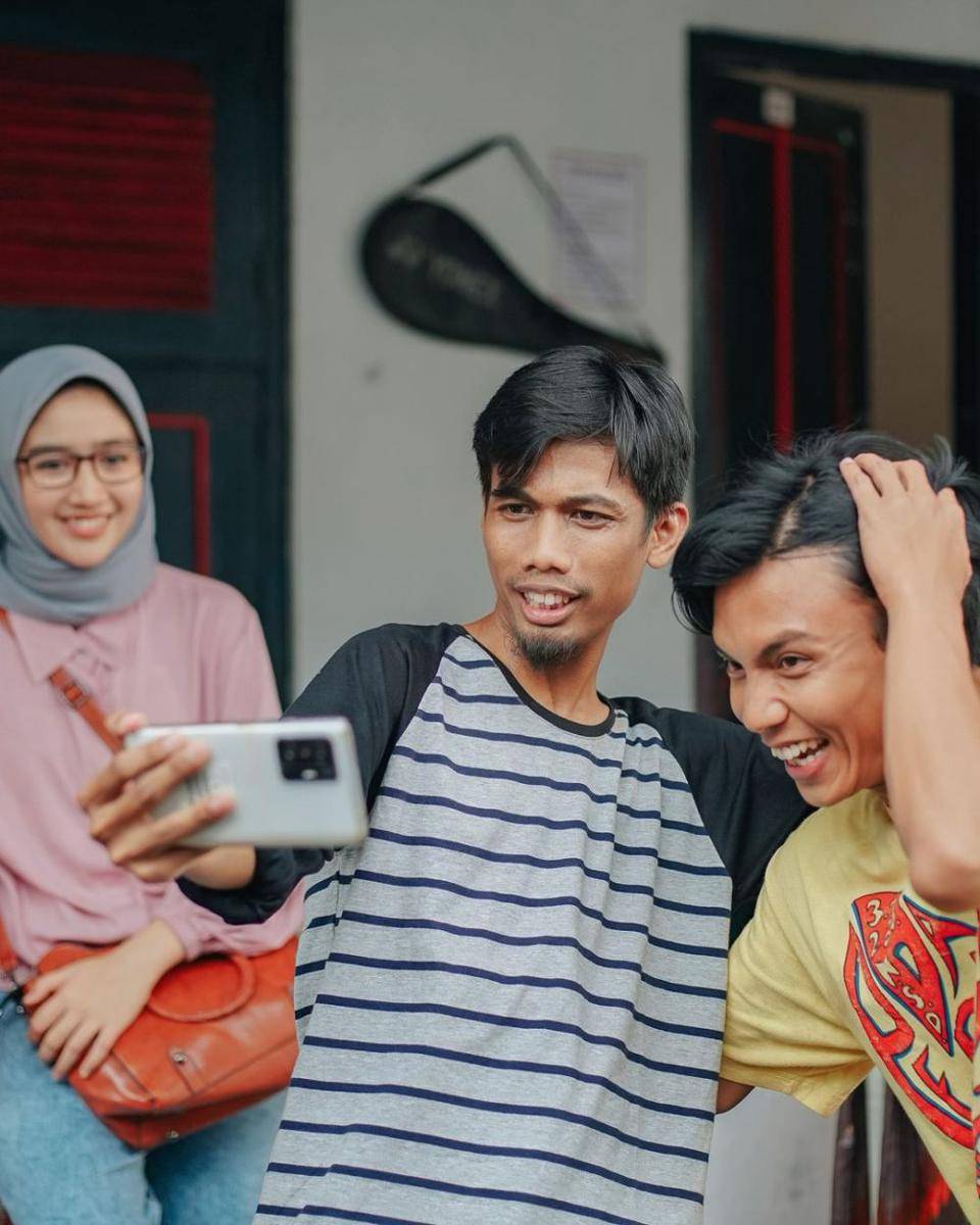 cuplikan scene film Seni Memahami Kekasih produksi IDN Pictures yang munculkan penulis aslinya, Agus Mulyadi. (instagram.com/agusmagelangan)