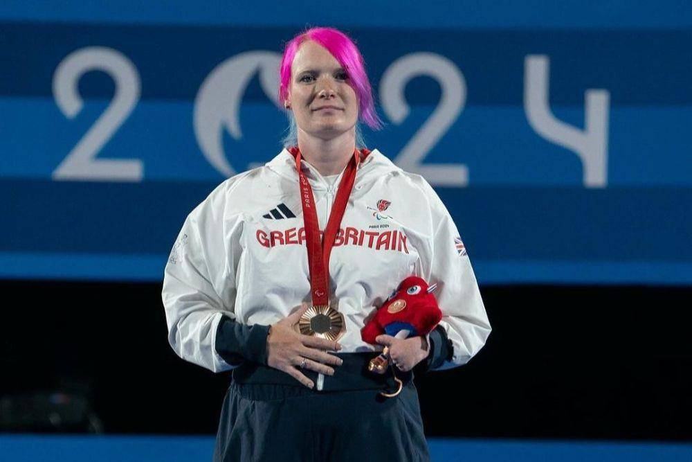 Atlet para panahan Inggris, Jodie Grinham meraih medali emas di Paralimpiade 2024 Paris (Instagram.com/paralympicsgb_official)