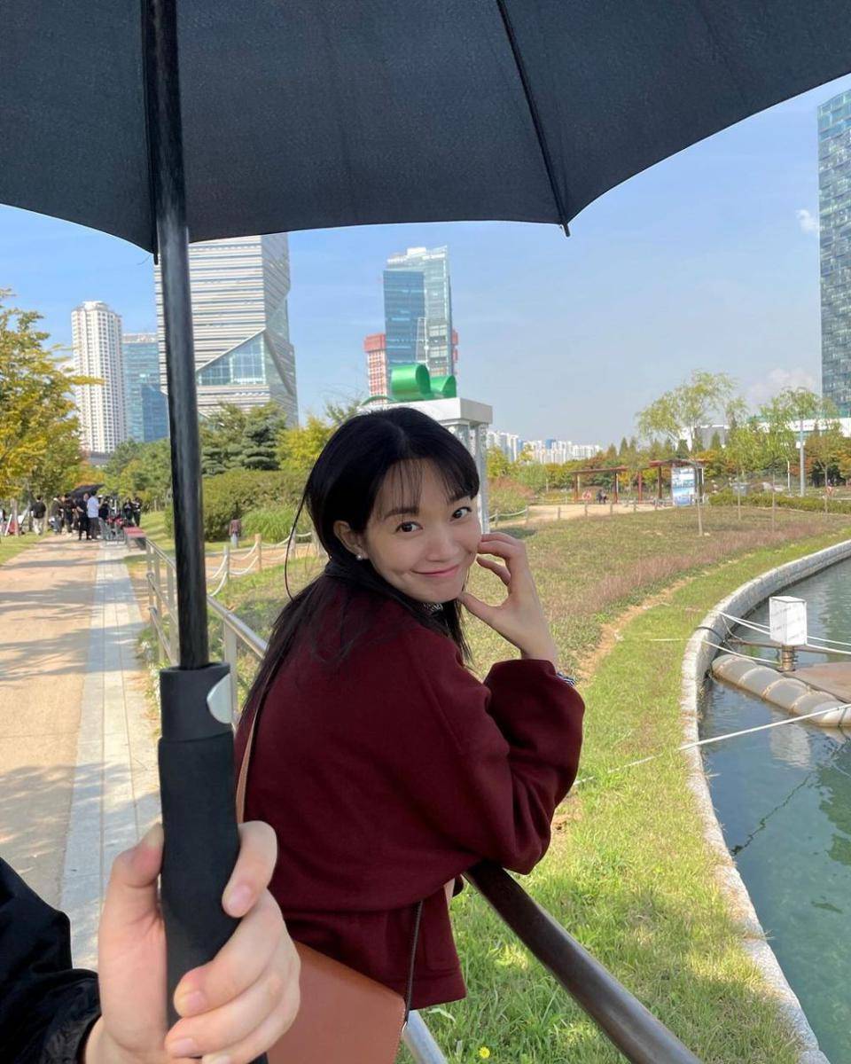 potret Shin Min Ah di balik layar drama No Gain No Love (instagram.com/illusomina)