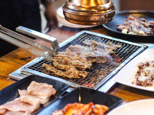 Potret cara memanggang galbi (unsplash.com/subagusindra)