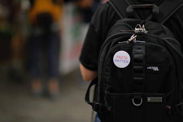 Ilustrasi backpack. https://unsplash.com/@climatereality