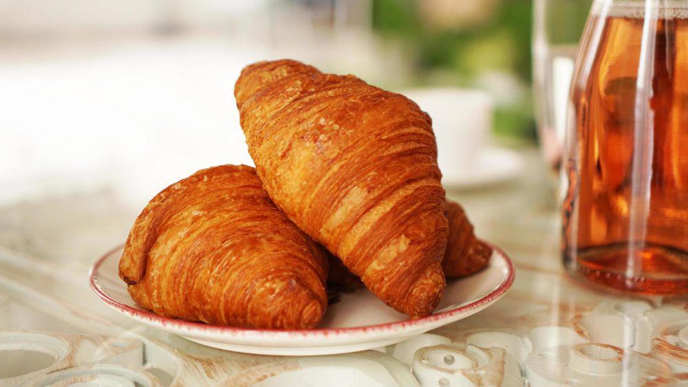 ilustrasi croissant (vecteezy.com/brillianata124685)