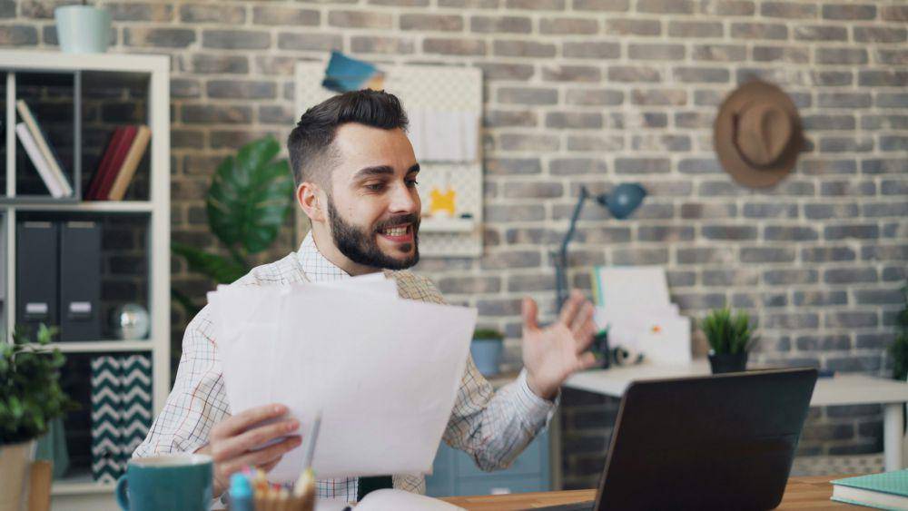 ilustrasi pria mengerjakan pekerjaan di kantor (unsplash.com/Vitaly Gariev)