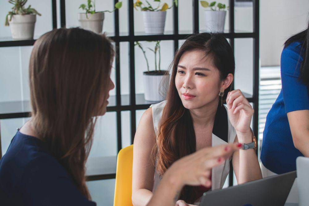 ilustrasi wanita menyindir rekan kerjanya (unsplash.com/Mimi Thian)