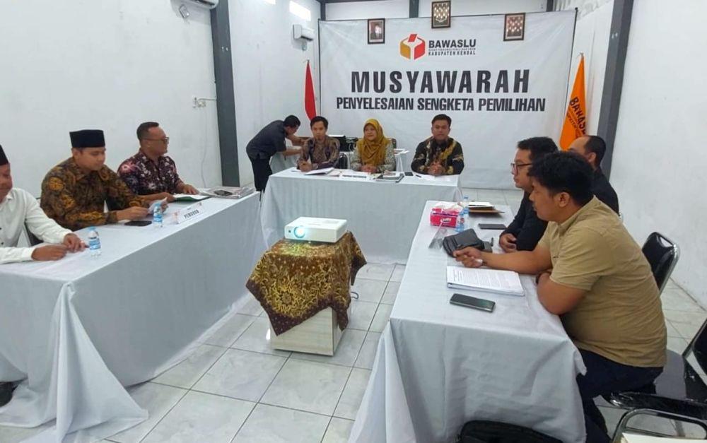 Musyawarah Sengketa Pilkada Kendal Paslon Dico-Ali dan KPU Masih Alot