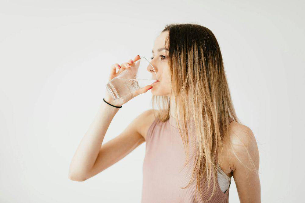 ilustrasi minum air putih (pexels.com/Carolina Kaboompics)