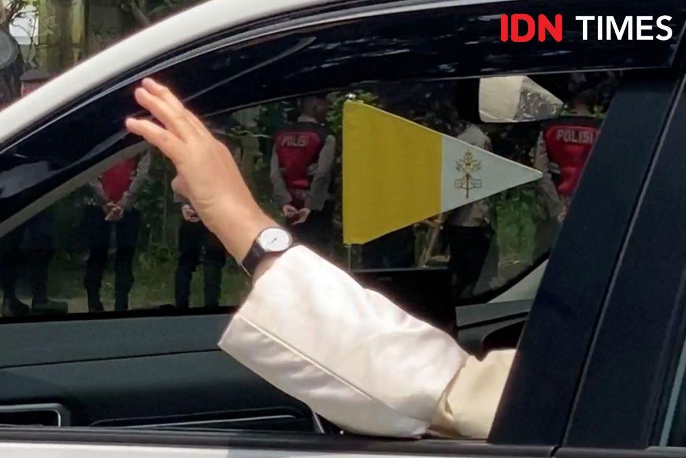 Paus Fransiskus lambaikan tangan ke warga yang menunggu di dekat Kedutaan Besar Vatikan, Jakarta. (IDN Times/Sonya Michaella)