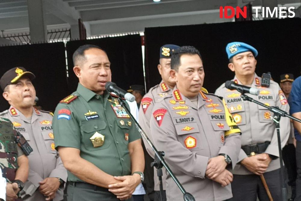 Panglima TNI Jenderal Agus Subiyanto dan Kapolri Jenderal Listyo Sigit Prabowo meninjau kesiapan pelaksanaan misa akbar di GBK. (IDN Times/Amir Faisol)