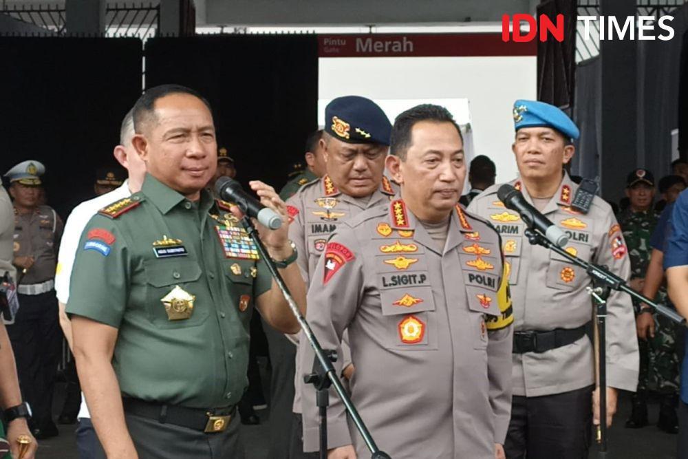 Panglima TNI Jenderal Agus Subiyanto dan Kapolri Jenderal Listyo Sigit Prabowo meninjau kesiapan pelaksanaan misa akbar di GBK. (IDN Times/Amir Faisol)
