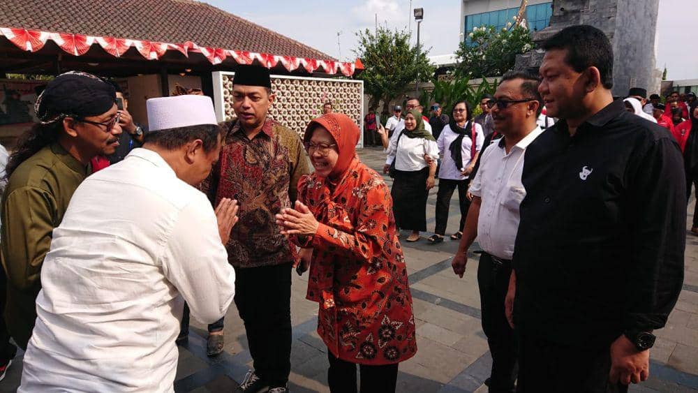 Pasangan Risma-Gus Hans saat berziarah ke Makam Bung Karno. IDN Times/ Bramanta Pamungkas