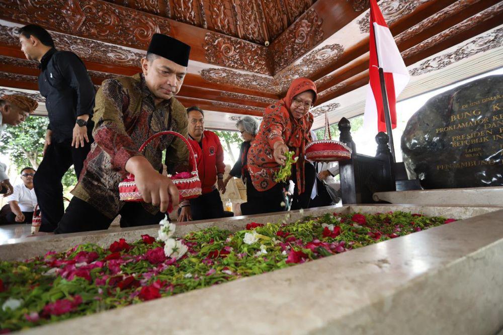 Risma-Gus Hans Ziarahi Makam Bung Karno di Blitar