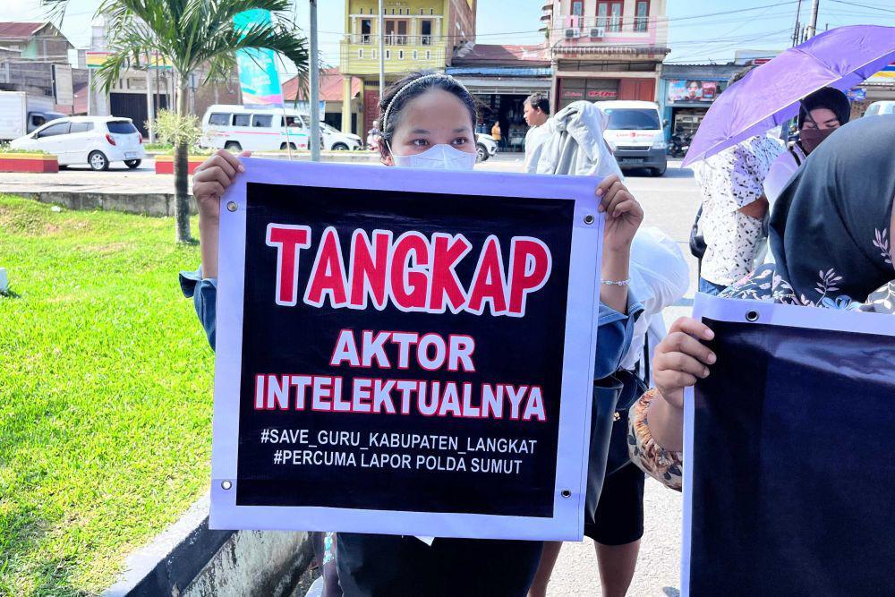 Para guru honorer dari Kabupaten Langkat berunjuk rasa di depan Mapolda Sumut, Rabu (4/9/2024). (Dok LBH Medan)