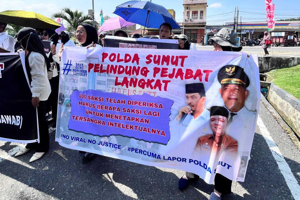 Para guru honorer dari Kabupaten Langkat berunjuk rasa di depan Mapolda Sumut, Rabu (4/9/2024). (Dok LBH Medan)
