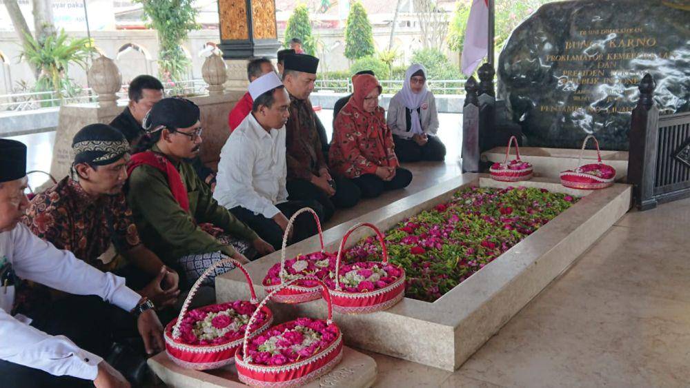 Risma-Gus Hans saat berziarah ke Makam Bung Karno Blitar. IDN Times/ Bramanta Pamungkas