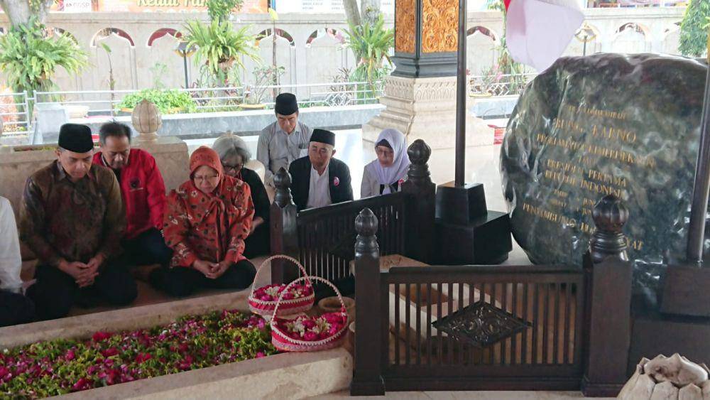 Risma-Gus Hans saat berziarah ke Makam Bung Karno Blitar. IDN Times/ Bramanta Pamungkas