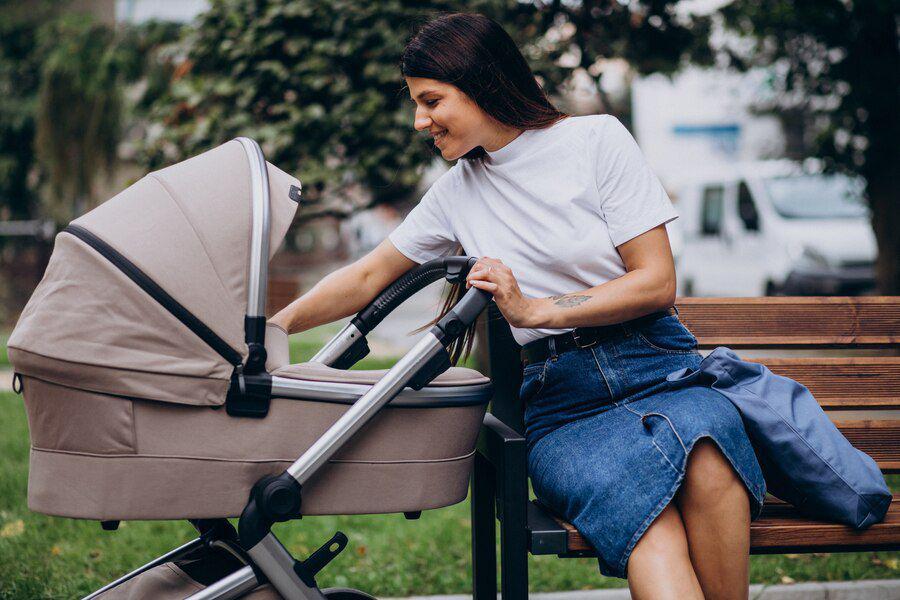 Ilustrasi stroller bayi. (freepik.com/senivpetro)