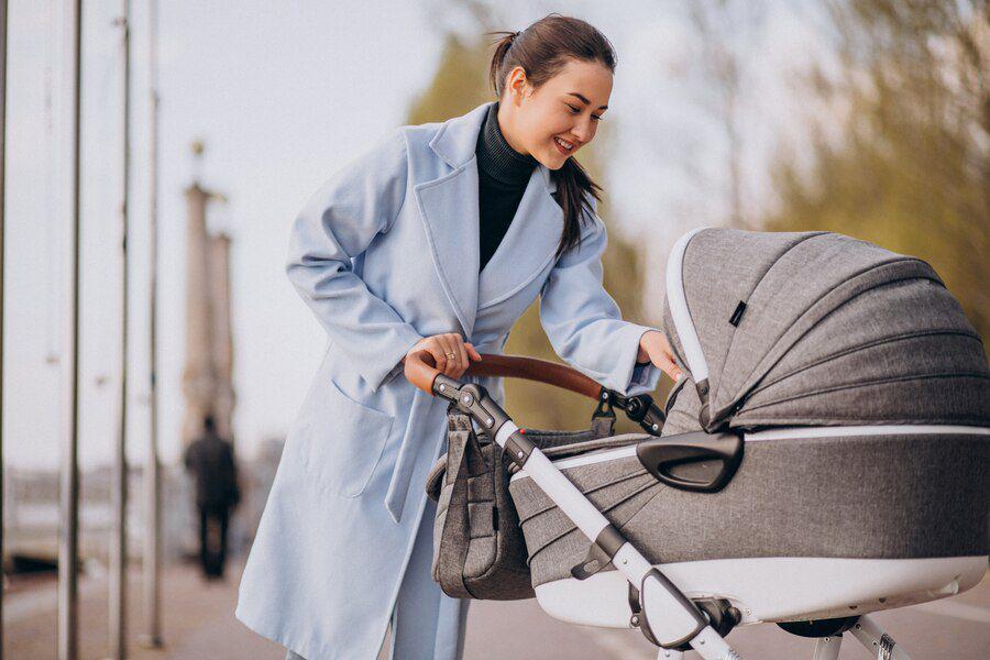 Ilustrasi stroller bayi. (freepik.com/senivpetro)