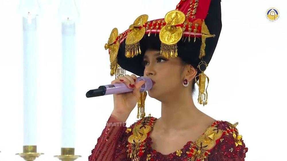 7 Potret Lyodra Ginting Tampil di Penutupan Misa Paus Fransiskus