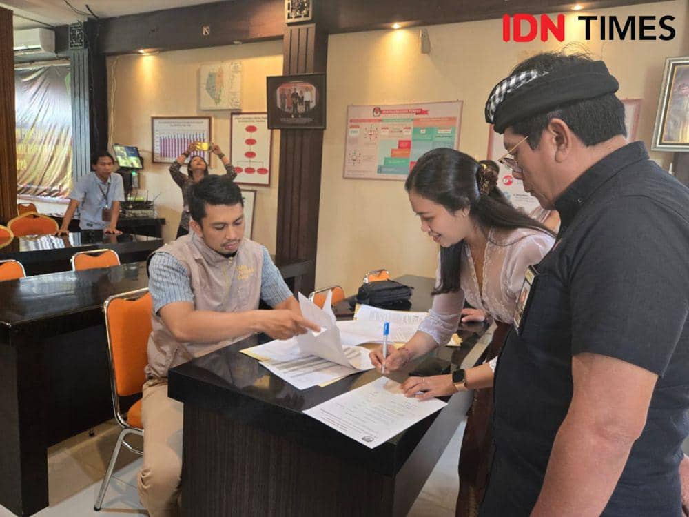 Penyerahan tes hasil kesehatan pasangan bacalon di KPU Tabanan (IDNTimes/Wira Sanjiwani)