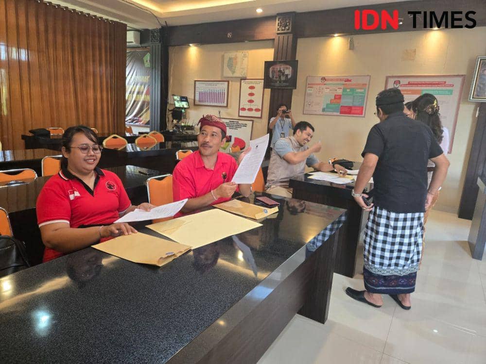 Penyerahan tes hasil kesehatan pasangan bacalon di KPU Tabanan (IDNTimes/Wira Sanjiwani)