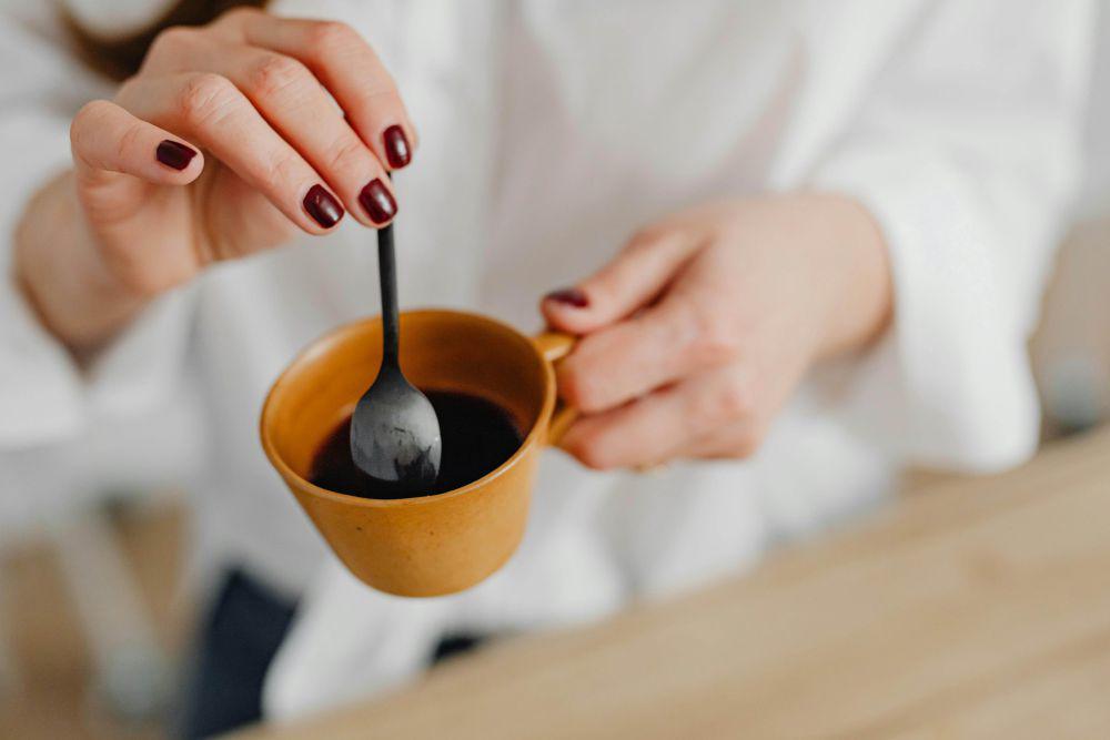 ilustrasi mengaduk kopi (pexels.com/Karolina Kaboompics)