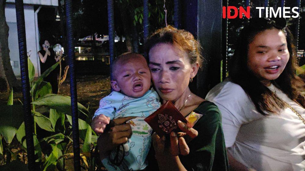 Usai Pimpin Misa di GBK, Paus Fransiskus Berkati Bayi dari Papua
