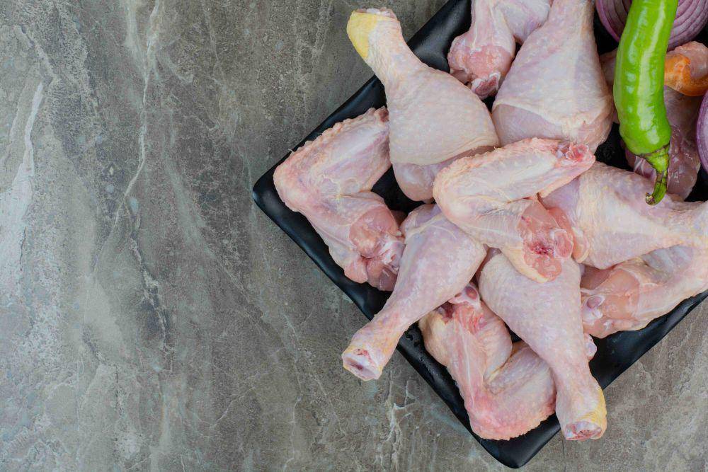 ilustrasi daging ayam (freepik.com/azerbaijan_stockers)