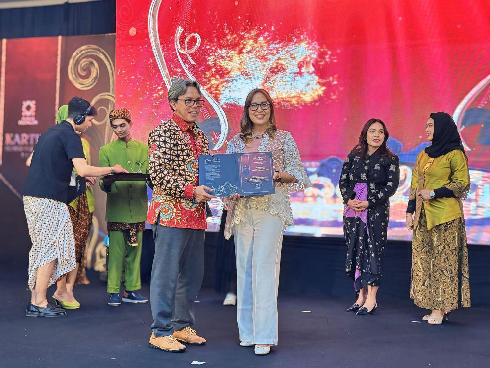 Kepala Departemen Komunikasi Perusahaan PT Pegadaian, Riana Rifani, dinobatkan sebagai Kartini Sahabat Humas Indonesia. (dok. Pegadaian)
