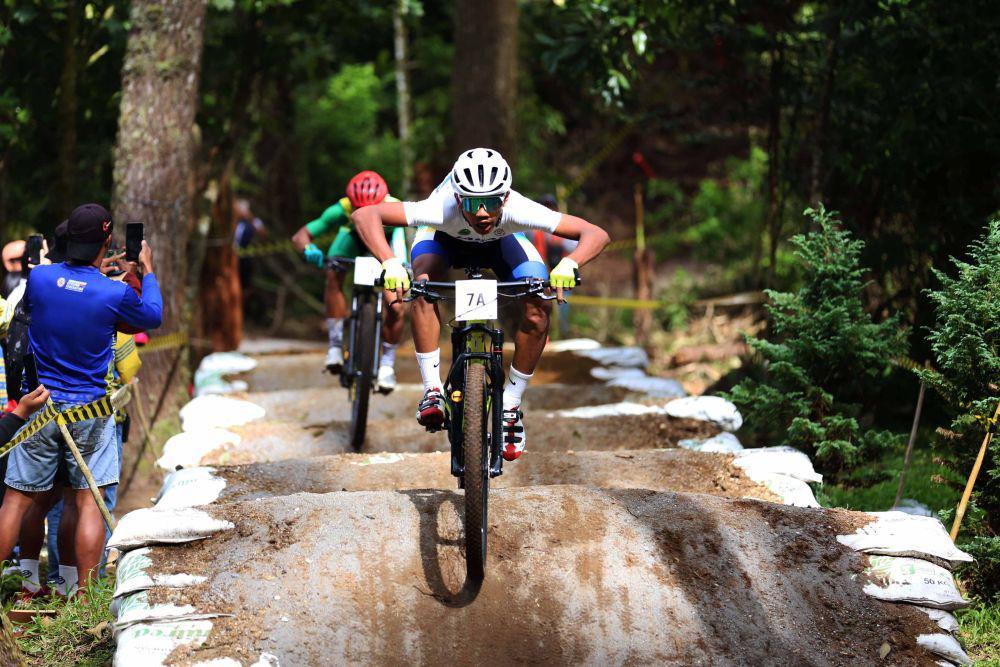 Pembalap asal Jawa Barat Muhamad Dankin (7A) melintasi lintasan track ball pada MTB Cross Country Team Relay PON XXI Tahura Bukit Barisan Berastagi. Jawa Timur berada di posisi ke-2 dengan meraih medali perunggu, Kamis (5/9/2024). (PB PON XXI Sumut/A Endro Rusharyanto)