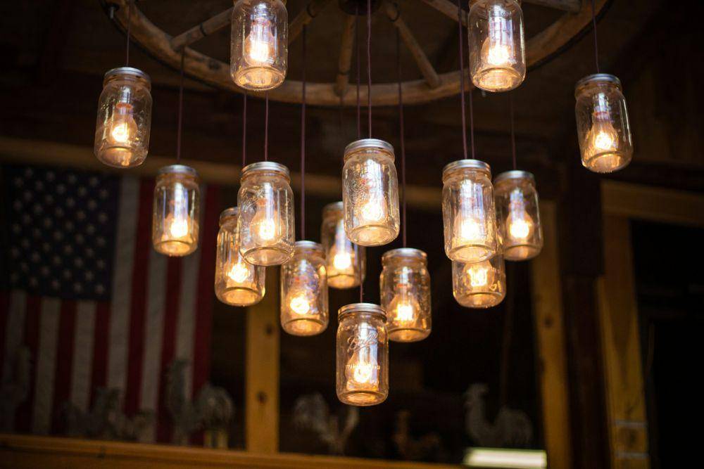 ilustrasi diy lampu tidur (unsplash.com/Bonnie Kittle)