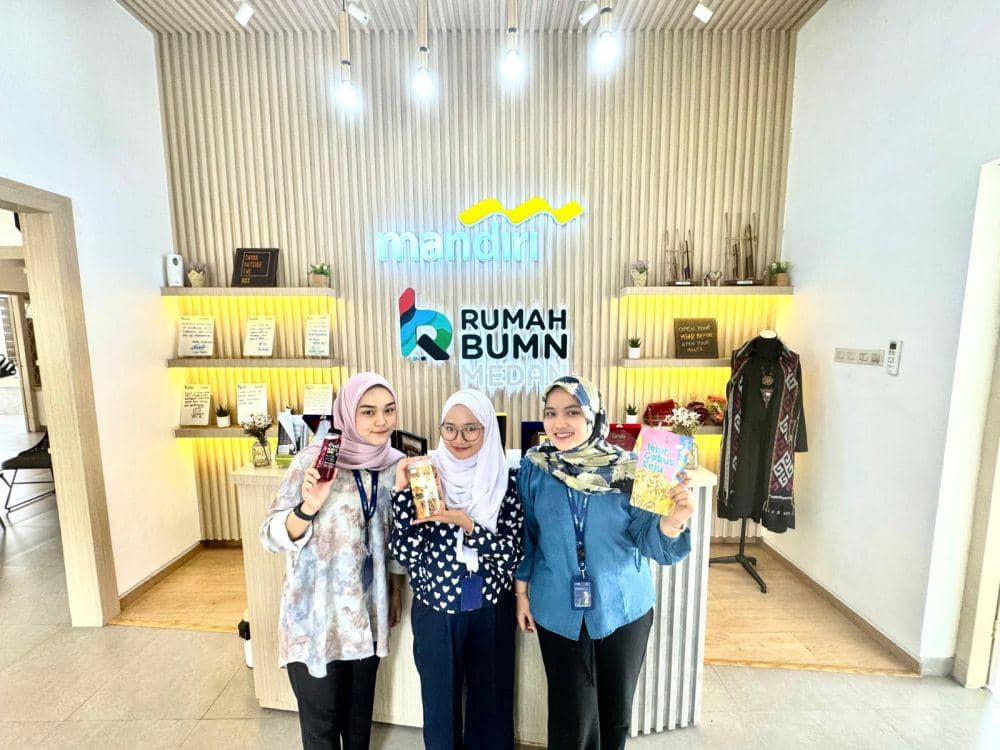 Menteri BUMN Erick Thohir memperkenalkan kurikulum UMKM berbasis aplikasi digital dalam acara Master Trainer Bootcamp di Medan, yang dihadiri oleh 158 fasilitator dan pengusaha UMKM dari berbagai wilayah di Sumatera. (Dok. Bank Mandiri)