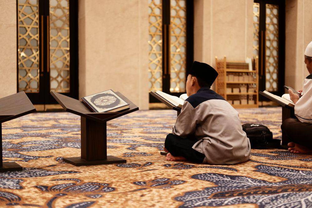 ilustrasi membaca Al-Qur'an (unsplash.com/Aldin Nasrun)