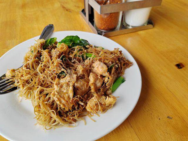 ilustrasi bihun goreng ala yummy (vecteezy.com/tanu4869)