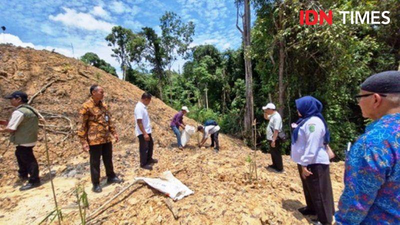 Penanaman bambu di eks tambang libatkan OIKN, ITB dan Masyarakat Kelurahan Sungai Seluang (IDN Times/Ervan)