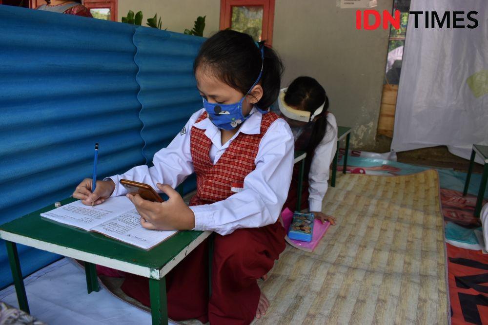 Ilustrasi siswa sekolah dasar belajar online (IDN Times/Debbie Sutrisno)